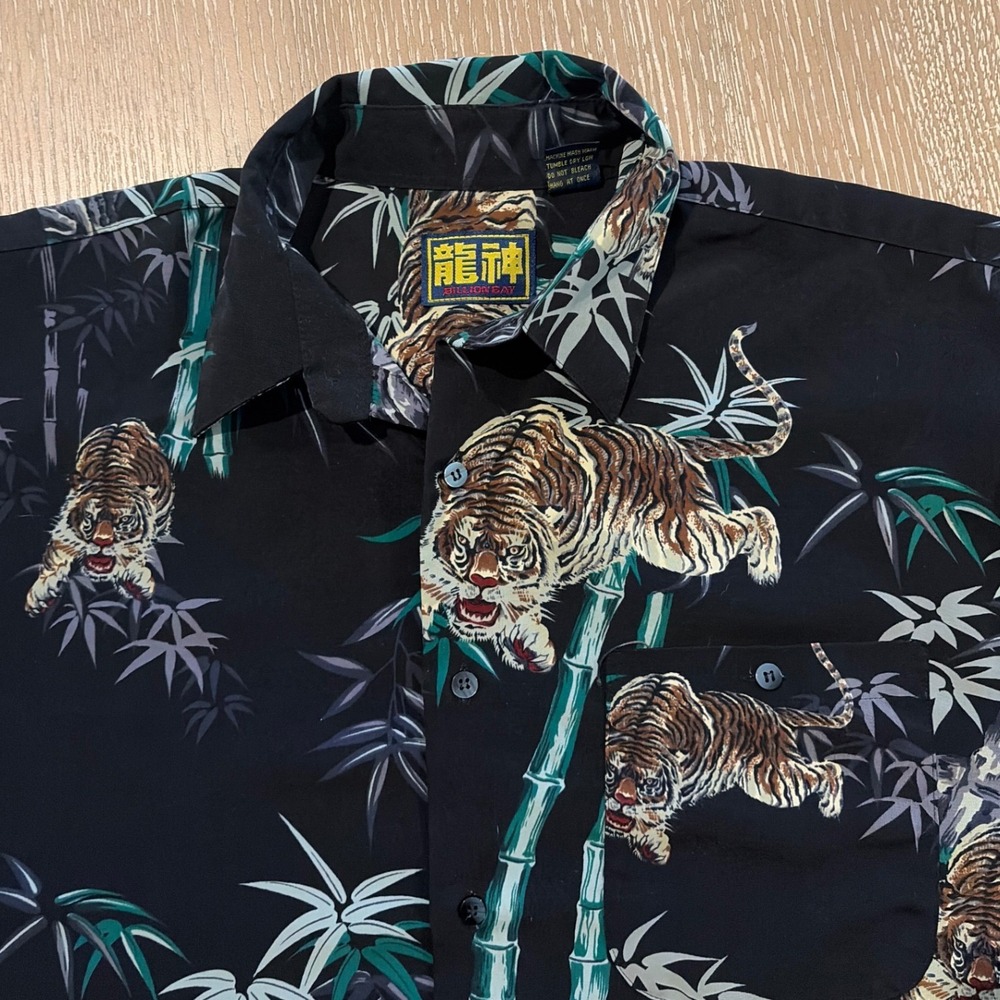 Vintage Billion Bay Bamboo and Tiger Hawaiian style button up shirt size Large
